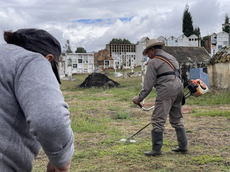 Unidos por la fe y el servicio: exitosa jornada de limpieza en el Cementerio Parroquial de Oicatá