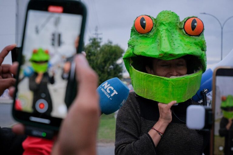 La Alcaldía Mayor de Tunja impulsa una nueva fase de la campaña de cultura ciudadana “Un tunjano de calidad”, esta vez con un aliado muy particular: ‘el Sapo’, figura lingüística popular que, describe al que delata —de forma pedagógica— a quienes incumplen las normas y ponen en riesgo la seguridad vial.